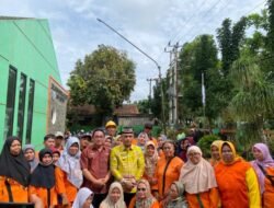 Walikota Metro Serahkan Bantuan secara Simbolis  22 Box Kotak Sampah