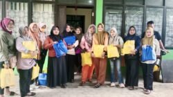 Senyum Bahagia Terpancar dari beberapa Petugas Kebersihan Mendapatkan Bingkisan Lebaran