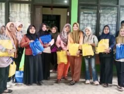 Senyum Bahagia Terpancar dari beberapa Petugas Kebersihan Mendapatkan Bingkisan Lebaran