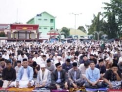 Wali Kota Metro H. Bambang Shalat Idul Fitri Bersama Warga, Suasana Hangat di Samber Park