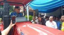 Wali Kota Metro Salurkan Alat Pertanian Senilai 9.8 M